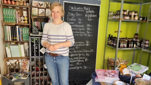 Alles, was zu retten war, ist in einem kleinen Raum untergebracht. Hier l&auml;uft der Abverkauf, denn Wiebke Brinkmann will die Speisekammer, den Hofladen, nicht wieder &ouml;ffnen. - &copy; Astrid Sewing