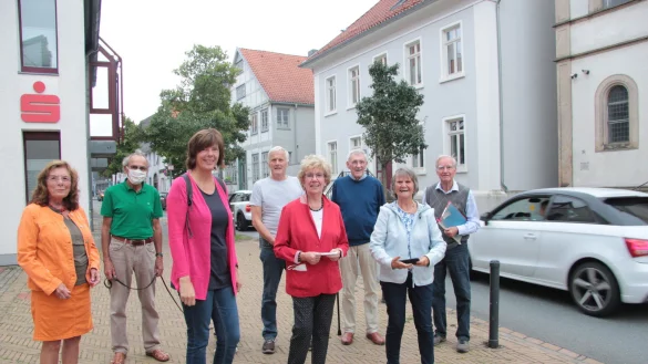 Die Anwohner (von links) Margret und Peter Hoffmann, Frauke Depner, Hans-J&uuml;rgen Krutemeyer, Karin Unland-Halle, Peter Reader sowie Renate und Dieter Halle wollen den Durchgangsverkehr aus dem Rampendal verbannen. - &copy; Carolin Brokmann-F&ouml;rster