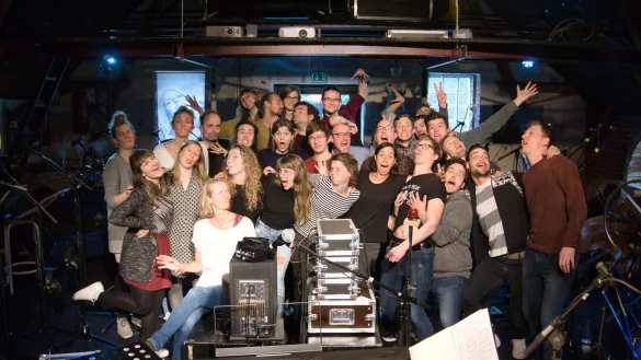 Der etwa 30-k&ouml;pfige Pop-Up-Chor der Hochschule f&uuml;r Musik Detmold hat viel Spa&szlig; bei den Aufnahmen f&uuml;r das vierte Album im Red-Horn-District. - &copy; Sara-Florentine Milcent