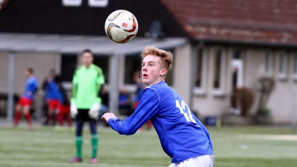 Auftakt im lippischen Juniorenfu&szlig;balll: Niklas Haupt spielt mit dem TBV Lemgo seine zweite A-Jugendsaison. - &copy; J&ouml;rg Hagemann