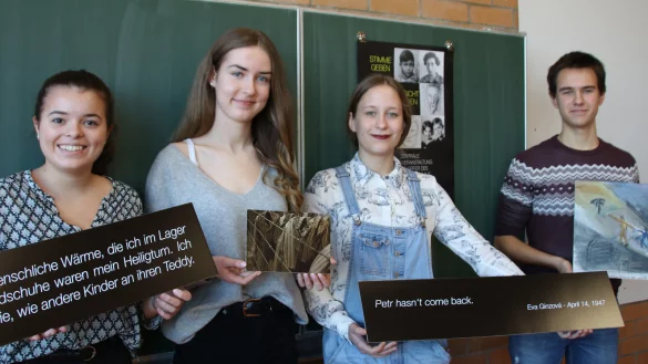 20 Sch&uuml;lerinnen und Sch&uuml;ler haben sich intensiv mit der Geschichte der Ermordeten befasst. Stellvertretend zeigen (von links)Haley Gehrke, Alea Burkamp, Carolin Rileit und Lennart Groth Exponaten der Ausstellung zum 27. Januar, die im Stadtgymnasium zur zentralen Gedenkveranstaltung zu sehen sein wird. - &copy; Stadt Detmold