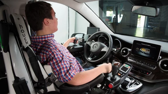 Technik im Cockpit: Mit den richtigen Hilfsmitteln ist das Fahren auch mit Behinderungen oder nach einem Schlaganfall möglich.

t: Mit den richtigen Hilfsmitteln ist das Fahren auch mit Behinderungen oder nach einem Schlaganfall möglich.
- © Paravan