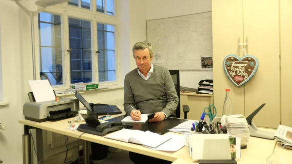 Schlicht und aufger&auml;umt: Bleistift und Terminkalender sind f&uuml;r den Gesch&auml;ftsf&uuml;hrer von Lemgo Marketing, Wolfgang J&auml;ger, unabdingbar. Sein Telefon steht nur selten still &ndash; schlie&szlig;lich hat er f&uuml;r alle ein offenes Ohr. - &copy; Alexandra Schaller