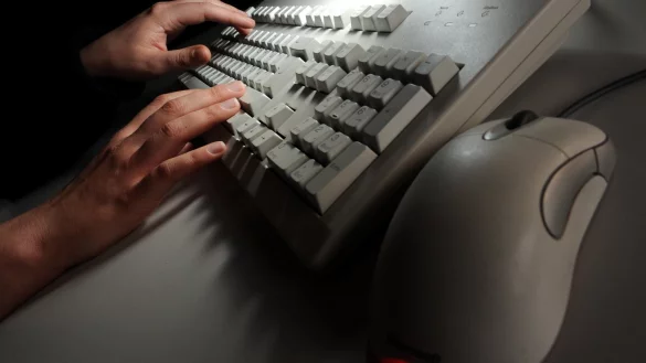 Angriff &uuml;ber Chip-SChwachstelle - &copy; Foto: Jochen L&uuml;bke/dpa