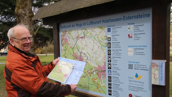 F&uuml;r Wanderwegewart Adolf Nagel aus Holzhausen-Externsteine sind Wandern und Spazierengehen kurzweilige, gesunde und praktisch kostenfreie Freizeitbesch&auml;ftigungen. Daf&uuml;r spricht, dass zum Beispiel dieser Wanderplan auf Papier derzeit vergriffen ist. Das Scannen des QR-Codes hilft weiter. - &copy; Dieter Asbrock