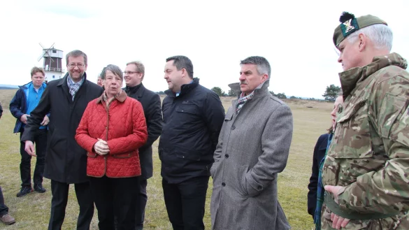 Der Bundestagsabgeordnete&nbsp;Burkhard Blienert (MdB),&nbsp;Bundesumweltministerin&nbsp;Barbara Hendricks, &nbsp;Dr.&nbsp;Axel Lehmann, Ulrich Knorr und Lt.&nbsp;Colonel Mike Onslow in der Senne - &copy; Thorsten Engelhardt