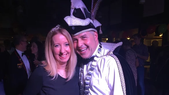 Das Prinzenpaar Denise I. Luhmann und Frank III. Schwier will bei der Kombination aus Prunksitzung und Kost&uuml;mfest am Samstag, 15. Februar, den Tanz er&ouml;ffnen. - &copy; SG Kalldorf