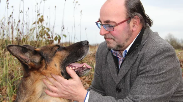 Rudelmitglied: Sch&auml;ferhund Wotan hat den Besuch in der Hundepension problemlos &uuml;berstanden. Michael Claas ist gl&uuml;cklich, dass er ihn hat. - &copy; Marianne Schwarzer