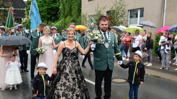 K&ouml;nigspaar Florian und Madita Schr&ouml;der mit ihren Kindern bei der K&ouml;nigsparade am Sonntag. - &copy; Nicole Ellerbrake