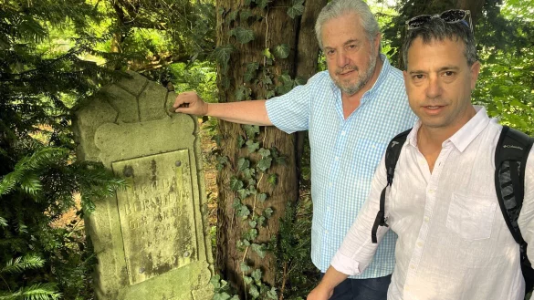 Erstmals am Grab der Großmutter auf dem jüdischen Friedhof: Miguel und Guillermo Lieber am Grabstein von Frieda Bornheim, die 1921 verstarb. - © Horst Biere