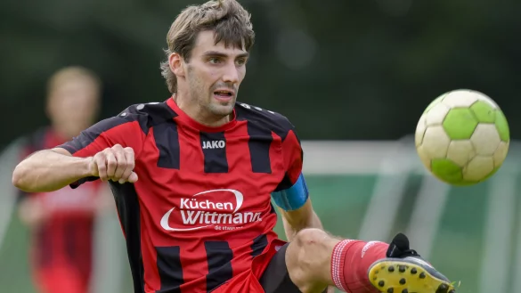 Schlitzohrig: Mit einem Heber versucht CSL-Kapit&auml;n Heinrich Warkentin, den Ball &uuml;ber den herauseilenden Torwart der SG Hiddesen Heidenoldendorf II, Marcel Wodtke, ins Tor zu bef&ouml;rdern. Der Ball geht knapp am Tor vorbei. Foto: Egon Penner. - &copy; EGON PENNER