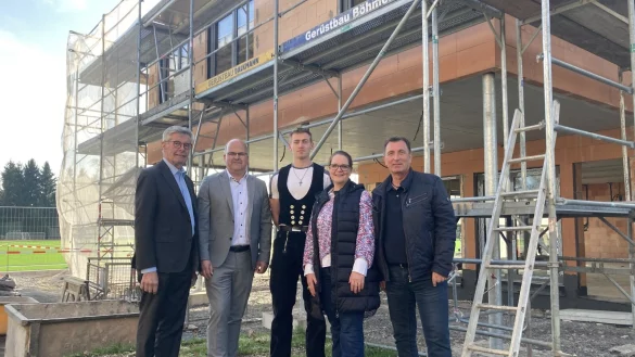 Ehrenvorsitzender Friedel Heuwinkel von den Sportfreunden Oesterholz-Kohlstädt (von links), Bürgermeister Marcus Püster, Handwerker Jona Stümmler, Architektin Claudia Günther und Michael Weber (Bauamt Schlangen) beim Richtfest für das Sportlerheim Oesterholz. - © Cordula Gröne
