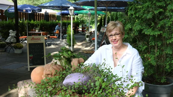 Alexandra Schulten-Kroos sitzt im Biergarten des familiengef&uuml;hrten Restaurants "Zur Loose". - &copy; Alexandra Schaller