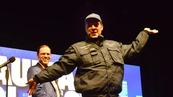 Neues aus dem Ordnungsamt: Leiter Willi H&ouml;cker (Frank Bremser) hat den Horn-Bad Meinbergern, sehr zur Freude von Hans-Werner Baumann (Jens Lehrich) einige Service-Angebote mitgebracht. - &copy; Andr&eacute; Gallisch