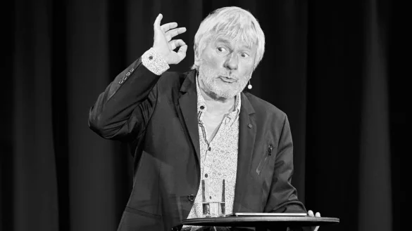 Jürgen Becker tritt am Samstag, 15. März, mit seinem Programm „Deine Disco – Geschichte in Scheiben – Wie Musik Politik macht“ im Kurtheater auf. - © Dieter Wiesmann