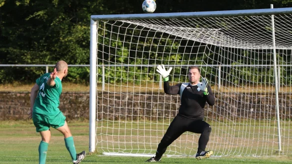 Nicht drin: Ahmsens Hermann Neufeld l&auml;sst diese Chance ungenutzt. Bad Salzuflens Torwart Stephan Lehne braucht nicht einzugreifen. - &copy; Oliver K&ouml;nig