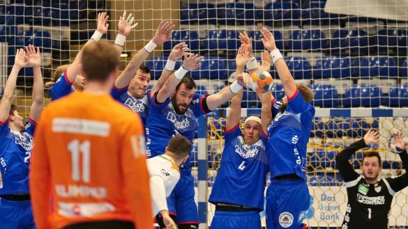 Mit vereinten Kr&auml;ften stemmt sich der TBV Lemgo Lippe gegen Wetzlars wurfgewaltigen Stefan Cavor. Links verfolgt HSG-Keeper Till Klimpke den direkten Freiwurf, bei dem Anddreas Cederholm, Isaias und Gedeon Guardiola, Bjarki Mar Elisson und Andrej Kogut (von links) Torwart Mark van den Beucken die Arbeit abnehmen. Foto: J&ouml;rg Hagemann - &copy; J&ouml;rg Hagemann