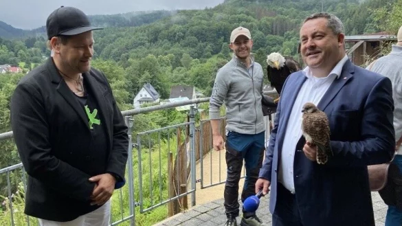 Christian Klummp (links) hat gestern f&uuml;r Sonnenklar TV einen Beitrag mit Dr. Axel Lehmann gedreht. Live auf Sendung war der Landrat mit Fipps, einem jungen Falken. Im Hintergrund steht Falkner Benjamin Aschmann mit Joe, einem Wei&szlig;kopfseeadler. - &copy; LTM/G&uuml;nter Weigel