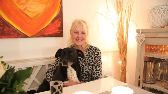 Manuela Schramm mit ihrer H&uuml;ndin "Arena" in ihrer Wohnung. - &copy; Nadine Uphoff