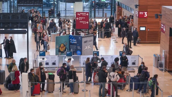 R&uuml;ckreiseverkehr am Flughafen - &copy; Foto: J&ouml;rg Carstensen/dpa/Archiv