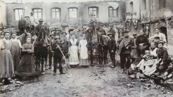 Nach einem Brand 1911: Die Schmedisser Bev&ouml;lkerung trifft sich zum Wiederaufbau auf dem Hof Kuhlmeier. - &copy; Privat