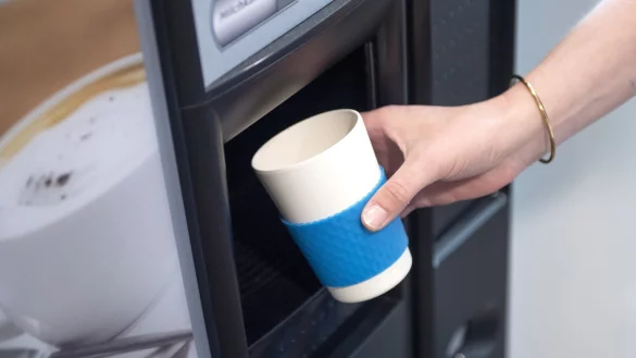 Bambusbecher - &copy; Foto: Zacharie Scheurer/dpa-tmn