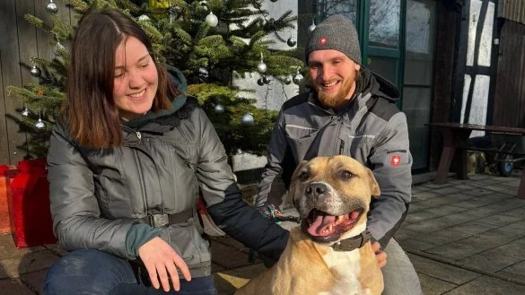 Nicole Gutberlet und ihr Freund Kresten Schulz haben Manni am 9. Dezember aus dem Tierheim in Vlotho abgeholt. - &copy; Tierheim Eichenhof