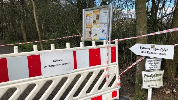 Kein Durchkommen: Das Yoga Vidya in Bad Meinberg hat sich selbst unter Quarant&auml;ne gestellt, alle Zug&auml;nge sind abgeriegelt. Auf dem weitl&auml;ufigen Gel&auml;nde ist kaum eine Menschenseele zu sehen. - &copy; Silke Buhrmester