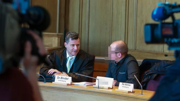 Ein Verteidiger, f&uuml;nf Nebenkl&auml;ger: Rechtsanwalt Detlev Binder (l.) im Gespr&auml;ch mit seinem Mandanten, dem 28-j&auml;hrigen Bad Salzuflener beim Auftakt des zweiten Spatenstiel-Prozesses. - &copy; Andreas Zobe