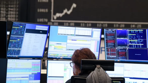 Die Aktienkurse stehen derzeit unter besonderer Beobachtung - &copy; Foto: Arne Dedert/dpa/dpa-tmn