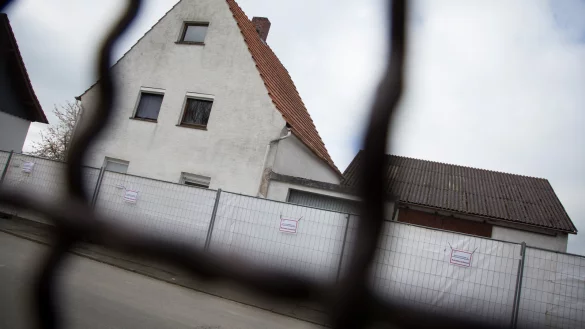 Das mit einem Schutzzaun eingez&auml;unte Haus des beschuldigten Ehepaares aus H&ouml;xter. - &copy; dpa