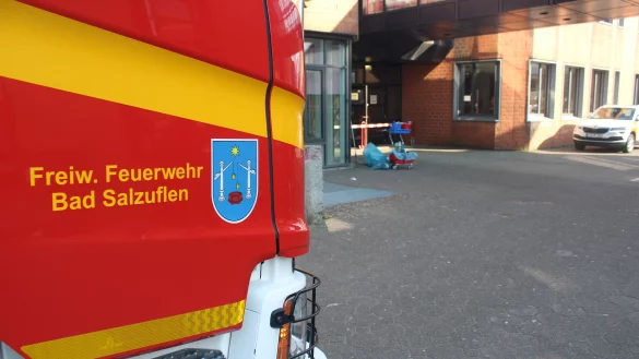 Rund 30 Einsatzkr&auml;fte sind am Donnerstagnachmittag zum Schulzentrum Aspe geeilt. Im Hintergrund ist der Putzwagen zu sehen, der gebrannt hat. - &copy; Feuerwehr Bad Salzuflen