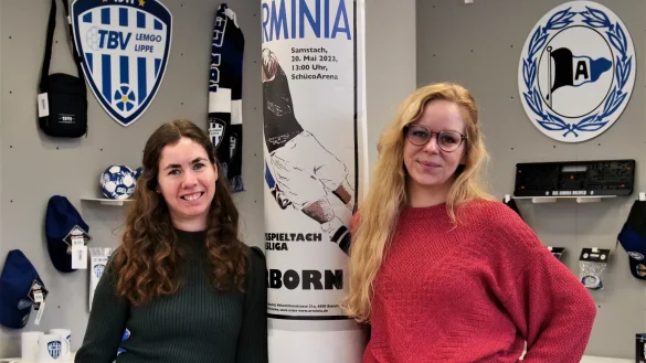 Die neue SV-Geschäftsführerin Julia Wolfrum (rechts) wurde in ihren ersten Tagen im Heimspiel OWL von Melina Schlüter unterstützt. - © Jörg Hagemann