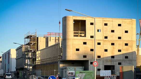 Das KreativInstitut an der Bielefelder Stra&szlig;e w&auml;chst in die H&ouml;he. Der Rohbau der beiden Treppent&uuml;rme ist so gut wie fertig. - &copy; Raphael Bartling