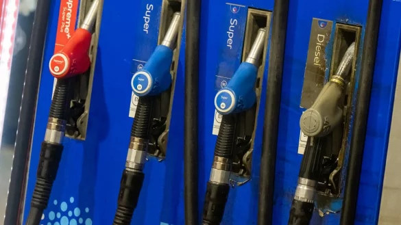 Zapfs&auml;ule einer Tankstelle - &copy; Foto: Peter Kneffel/dpa