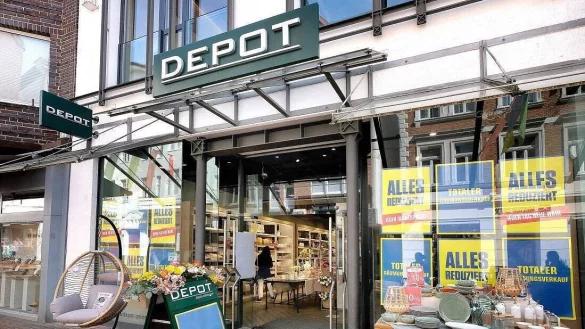 Immer wieder mal weisen Schilder, wie hier in Gütersloh, auf Räumungsverkäufe bei der Deko-Kette Depot hin. Doch die Lage der Filialen ist unklar. - © Andreas Frücht