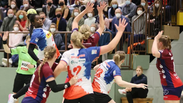 Blombergs Laetitia Quist steigt hoch und muss sich bei angezeigtem Zeitspiel den Wurf nehmen. - &copy; Paul Cohen