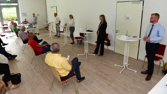 Die Kandidaten (von links) Martin Grohnert, Ewa Hermann, Michaela Lehnert und Friso Veldink sprechen &uuml;be ihre verschiedenen Strategien f&uuml;r die Gemeinde. - &copy; Nicole Ellerbrake