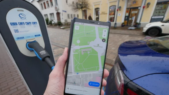 Die Lades&auml;ule am Kurpark Bad Meinberg taucht den Apps von verschiedenen g&auml;ngigen Ladestrom-Anbietern nicht auf. (Der blaue Punkt markiert nur den eigenen Standort.) Nur mit der innogy App eCharge l&auml;sst sich ein Elektroauto an ihr laden. Wegen dieses technischen Fehlers stehen die meisten Elektromobilisten ratlos davor und bekommen keinen Strom. - &copy; Jost Wolf