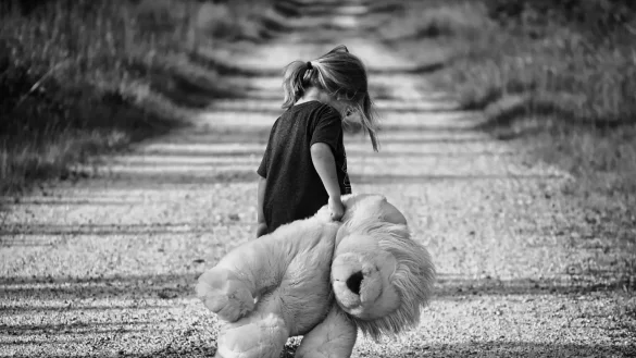 Kindern fehlt oft der Halt, wenn sie unter Heimweh leiden. - © Symbolbild: Pixabay