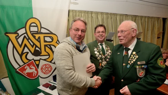 Bogenschie&szlig;en ist der Renner in den Sch&uuml;tzenvereinen: (von links) Bogensportreferent Bert Mehlhaff wird f&uuml;r seine Verdienste von Dr. Stephan Breuning und Reinhard Gro&szlig;e-W&auml;chter geehrt.&nbsp; - &copy; Karl-Heinz Krull