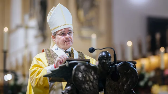 Erzbischof Udo Markus Bentz h&auml;lt am Silvesterabend im Paderborner Dom die Predigt in der Jahresabschlussmesse 2024. - &copy; Besim Mazhiqi / Erzbistum Paderborn