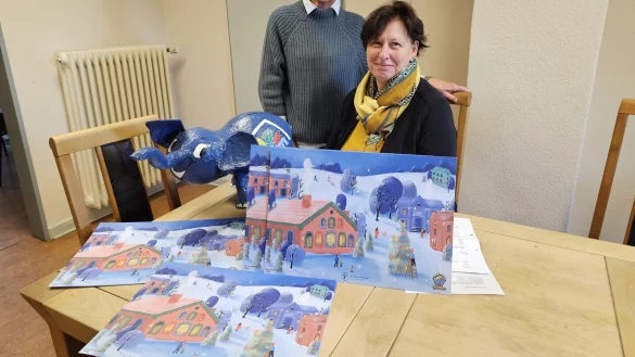 Kerstin Westerfeld und Monika Frodermann hoffen, dass m&ouml;glichst alle Adventskalender verkauft werden. Der Erl&ouml;s kommt den Kindern zugute. Einige von ihnen bekommen nach Schulschluss die erste Mahlzeit am Tag im Haus des Kinderschutzbundes Lage. - &copy; Astrid Sewing