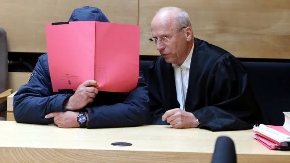 Der angeklagte Polizist in Begleitung seines Verteidigers Holger Rostek. &nbsp; - &copy; Wolfgang Rudolf