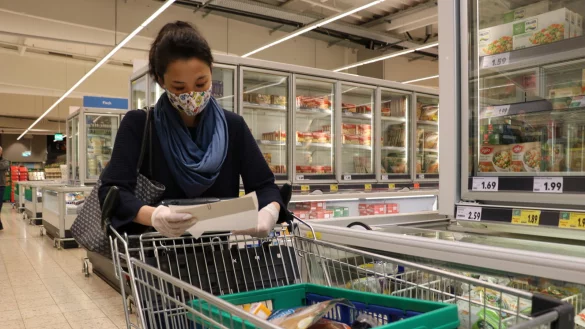 Nicole Inoue ist beim Einkaufen f&uuml;r die in Quarant&auml;ne lebenden Rentner sehr sorgf&auml;ltig. Sie hat eine Einkaufsliste dabei, auf der genau steht, was die Senioren ben&ouml;tigen. - &copy; Till Sadlowski