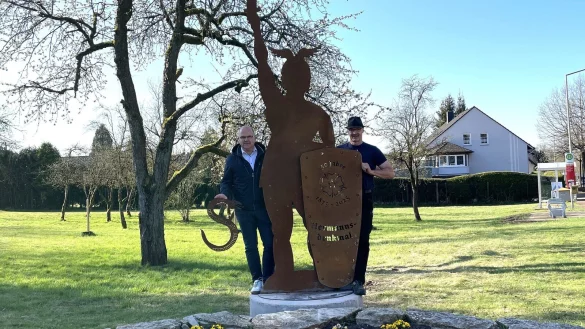 Die Nachbildung des Jubil&auml;ums-Hermanns steht nun am Kreisverkehr. - &copy; Gemeinde Schlangen