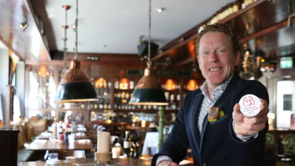 Neue Buttons: Christian Steffen, Inhaber des Lippischen Hofes, wird seine Mitarbeiter mit neuen Buttons ausstatten. Denn das Restaurant Walter's Pharmacy ist ab sofort im Bib Gourmand aufgenommen. - &copy; Alexandra Schaller