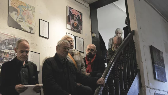 Michael Hellwig, Koordinator des Rumpelstilzchen-Literaturprojekts (links), führt in die Ausstellung ein. Rechts neben ihm der Fachwerkvorsitzende Carsten Timm. - © Siegfried Baron