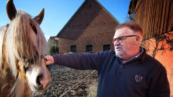 Hans-Peter Venjacob - hier mit Haflingerstute Amy - wei&szlig;, wie schwer der Abschied von einem geliebten Tier f&auml;llt. - &copy; Andreas Fr&uuml;cht (NW)