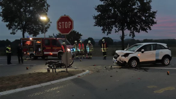 Bei Steinheim-Bergheim sind ein Leichtkraftrad und ein SUV zusammengestoßen. - © Polizei Höxter